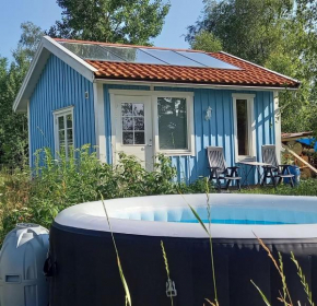 Gäststuga med vacker utsikt bastu, bubbelpool och gratis parkering, guesthouse with nice view close to Limmared with sauna, whirlpool and free parking! in Borås